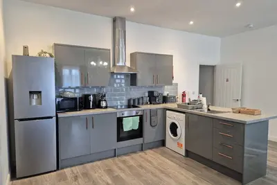 Image de Modern Luxurious 2 Bedroom Apartment with Balcony on High Street!