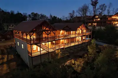 Image de Luxury Lodge~Sleeps 22~Heated Pool~2 Hot Tubs~Game Room