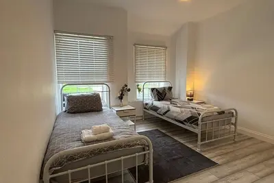 Image de Charming 2br Cottage - Fully Furnished - 10min Lgw