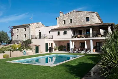 Image de Dazzling Mallorca Villa | Villa Ollivander | 6 Bedrooms | Spacious Furnished Sun Terrace | Private Outdoor Pool with Shallow End | Bbq Facilities | Shaded Outdoor Dining Area | Private Garden | Fitnes Equipment | Manacor