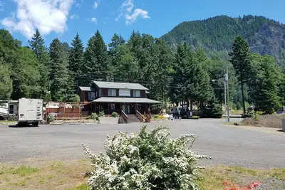 Image de Room # 2 with kitchen and bathroom, 2nd floor with stairs