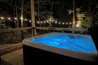 Image de Mountain Mist - Hot Tub, King bed, fire pit, modern brand new home in Monteagle