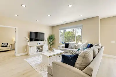 Image de Mtn-View Gem w/ Private Yard: Luxe Beaumont Home