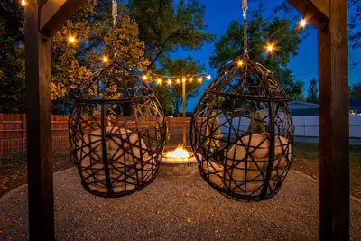 Image de Enjoy the hot tub and gas fire pit in this 5 bedroom 2. 5 bath house