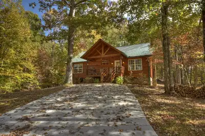 Image de Campbell's Cozy Cabin | Fire Pit | Hot Tub | Grill