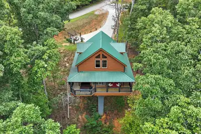 Image de Luxury Treehouse Retreat with Sauna, Wellness Loft, and Creekside Serenity