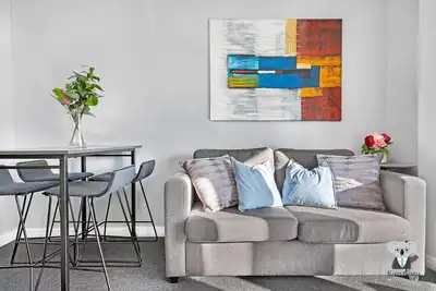 Image de Bright 2br in Heart of Sydney - light rail at door