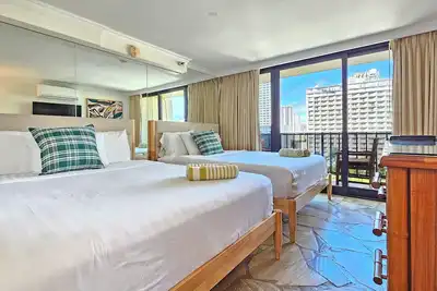 Image de Ideal Hawaiian 1-Bdrm 2 Queen Beds Apt. Steps to beach in Honolulu w/Pool