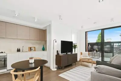 Image de Smart short term rental, with parking.