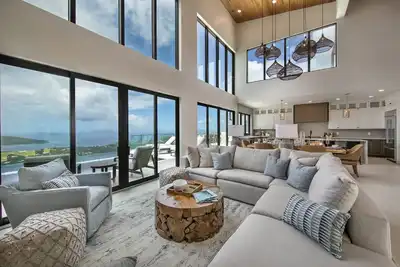 Image de Infinity Pool Over Looking Magen`s Bay and the Bvi- Island Serenity