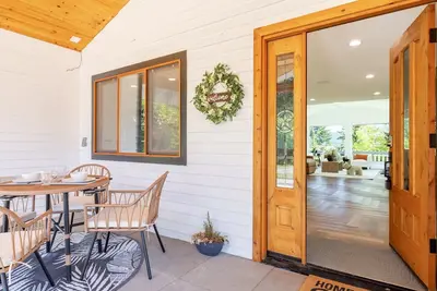 Image de Modern Mountain View Getaway w| Huge Outdoor Space