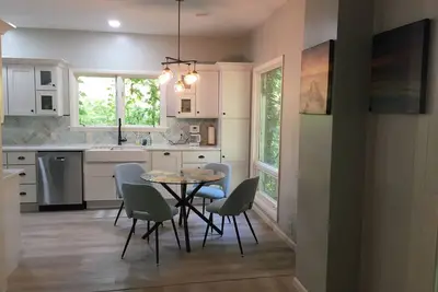 Image de Newly Renovated Wooded Oasis Near Ou's Campus in Athens