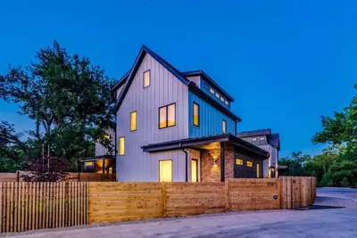 Image de Welcome to our modern 4-br home, nestled in Austins vibrant East Side!