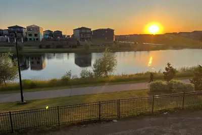 Image de Tranquil Escape! A cozy 2-bedroom private basement suite