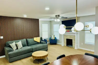 Image de Modern Brick Ranch Retreat New Renovation