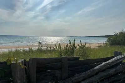 Image de Rustic 5-bedroom cottage with private beach near Harbor Springs