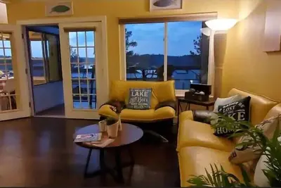 Image de Tranquility Villa by the lake with green backyard. Free wifi, kayaks, bike, pool