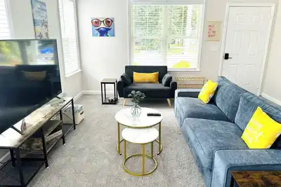 Image de New! Cozy & Only ~8 Min Drive to Downtown & Beach!