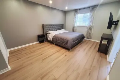 Image de Spacious 3 bedroom Semi-detached\nMinutes to Go station and stores\nFree Parking