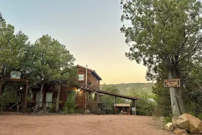 Image de Ponderosa Place, Charming Cabin with Large Deck and Mountain View, Veteran Owned
