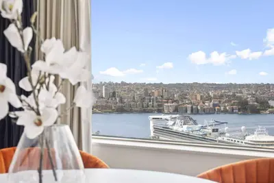 Image de Breathtaking Harbour Bridge Views in Prime Locale!