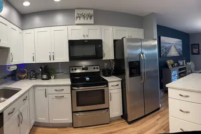 Image de 2-bedroom condo in convenient Blue Ash. Walk to grocery, restaurants, etc