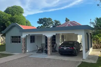 Image de Cozy 3-Bedroom gated house with Ac, WiFi, and Tv: comfort and relaxation await.