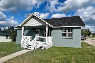 Image de Gram’s House is a Village of Hillman home with Emerick Park views!