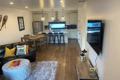 Image de New 3bedroom townhome- 12min to Snowbasin; 35 to Slc Int; Community Hot Tub!