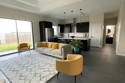 Image de Spacious 3-Bedroom Home with Large Backyard – Perfect for Families & Gatherings!