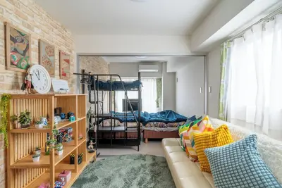 Image de 3 minutes walk from Ebisu station, 30 minutes from Usj, 10 minutes walk from Namba and Nihonbashi! 24h supermarket 2 min walk, many convenience stores, Don Quijote, Tsutenkaku Tower and other tourist attractions nearby!