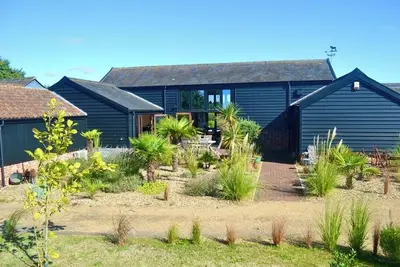 Image de Lux barn retreat, in wraparound garden. 4 bedrooms, sleeps 11. Close to beach