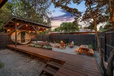 Image de King Bed + Sauna + Hot Tub | Walk to Downtown