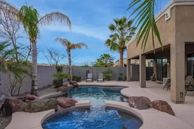 Image de Heated pool & hot tub - backyard oasis - single level home