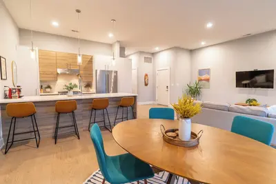 Image de Suite Dreams • Designer Style • Central • Sleeps 6