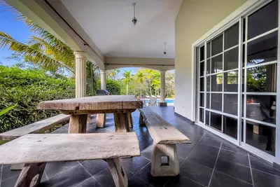 Cheerful villa with pool minutes from city center. Only 10 mins away from Pop