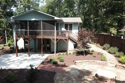 Image de Cozy Lakefront 2-bedroom cabin on Lake Chatuge in Hayesville Bonus sleeping area