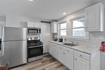 Image de 3 bedroom one block from beach