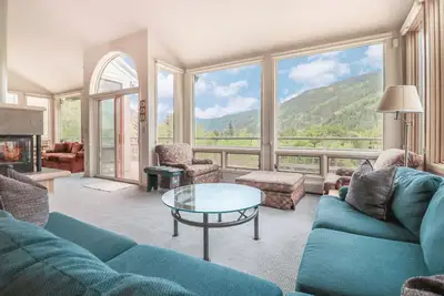 Image de Cozy 4-Bedroom Mountain Duplex Retreat with Hot tub, Ac, & WiFi in Aspen