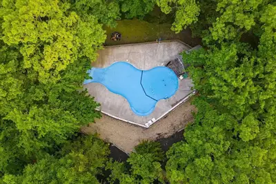 Image de Enchanted Woods Retreat-Decorated for Christmas