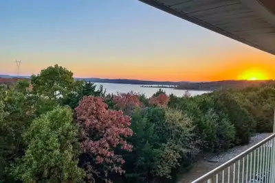 Image de Sunset Daydream – Elegant Condo on Table Rock!