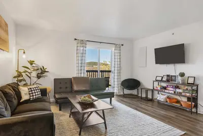 Image de *New Listing* Vineyard Valley Views | Balcony