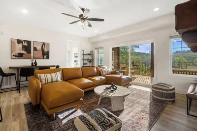 Image de *New* Lakeview Penthouse | Amenities Galore!