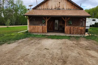 Image de Timber Frame Building in a Rural Setting.