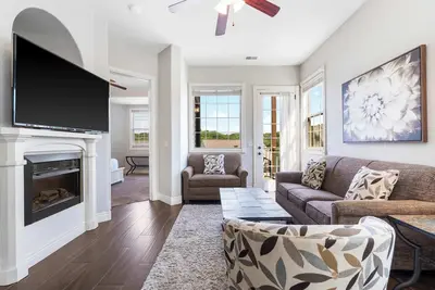 Image de Blue Bird by Lake Escape - Near Silver Dollar City