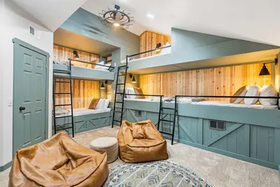 Image de Penthouse 7 on Taneycomo – Chic Waterfront Condo!