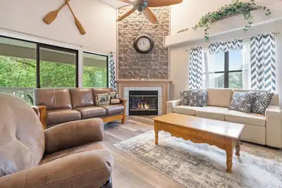 Image de An Un-Fore-Gettable Time | Shared Pool & Near Lake