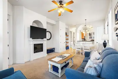 Image de Cliffside Lake Retreat – 2 Bdr, Walk to Table Rock