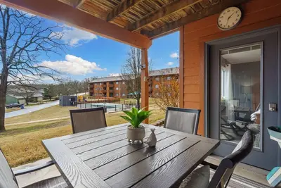 Image de Pool View on Avondale | Walk Out Patio