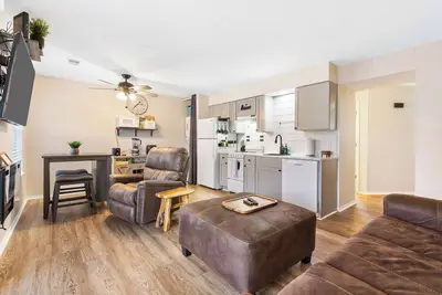 Image de Chandler’s Pondview Getaway – Chic Branson Escape